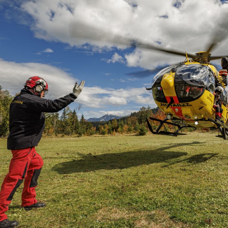 ADAC Air Rescue trains winch operations in the Alps